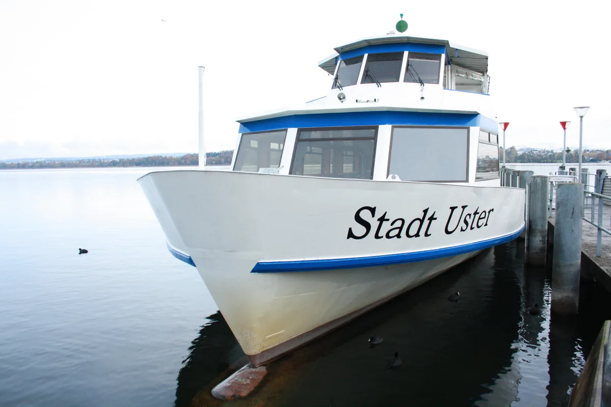Ein Schiff mit dem Schriftzug «Stadt Uster» ist an einem Steg festgemacht.